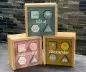 Preview: Label Label Sortierbox Steckspiel - Spielzeug Auto aus Holz - Gruen, Rosa, Blau, Gelb personalisiert